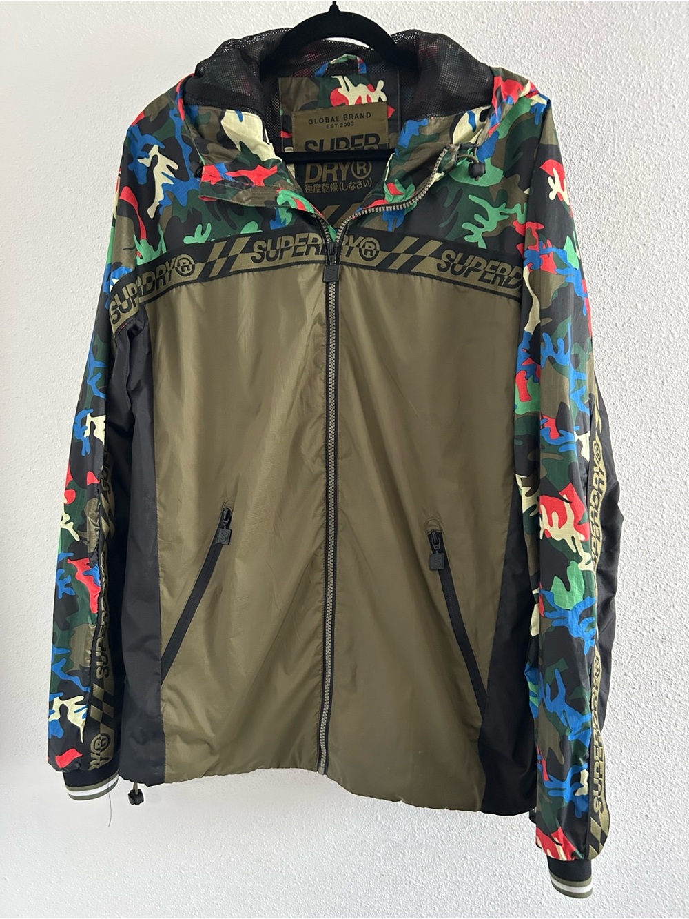Superdry Men’s Olive Green Windbreaker with Multicolor Camo Accents